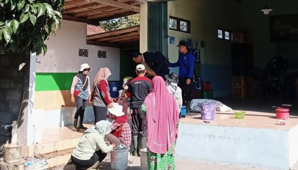 Warga antre menimbang salak catrawarta
