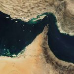 Selat hormuz menghubungkan teluk persia dengan laut arab itu menjadi jalur utama distribusi minyak global Diperkirakan sekitar 20 persen perdagangan minyak dunia melintasi kawasan tersebut setiap harinya Karena itu setiap ketegangan militer di wilayah ini berpotensi memicu dampak ekonomi global