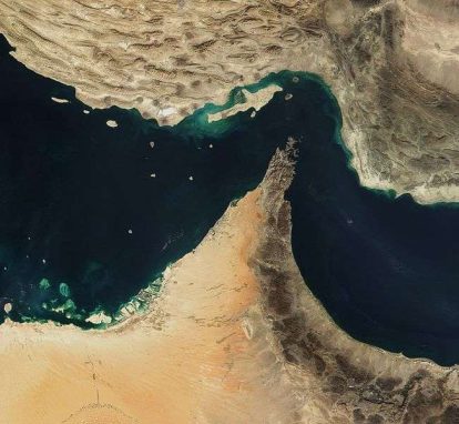 Selat Hormuz menghubungkan Teluk Persia dengan Laut Arab itu menjadi jalur utama distribusi minyak global. Diperkirakan sekitar 20 persen perdagangan minyak dunia melintasi kawasan tersebut setiap harinya. Karena itu, setiap ketegangan militer di wilayah ini berpotensi memicu dampak ekonomi global.