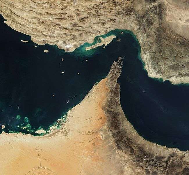 Selat hormuz menghubungkan teluk persia dengan laut arab itu menjadi jalur utama distribusi minyak global Diperkirakan sekitar 20 persen perdagangan minyak dunia melintasi kawasan tersebut setiap harinya Karena itu setiap ketegangan militer di wilayah ini berpotensi memicu dampak ekonomi global catrawarta Selat hormuz menghubungkan teluk persia dengan laut arab itu menjadi jalur utama distribusi minyak global Diperkirakan sekitar 20 persen perdagangan minyak dunia melintasi kawasan tersebut setiap harinya Karena itu setiap ketegangan militer di wilayah ini berpotensi memicu dampak ekonomi global
