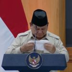 Presiden prabowo subianto mengusap air mata saat menyampaikan apresiasi terhadap bantuan kemanusiaan indonesia untuk palestina yang disalurkan melalui badan amil zakat nasional baznas di istana merdeka jakarta Momen emosional itu muncul ketika ia menyinggung penderitaan warga palestina di tengah konflik berkepanjangan di gaza