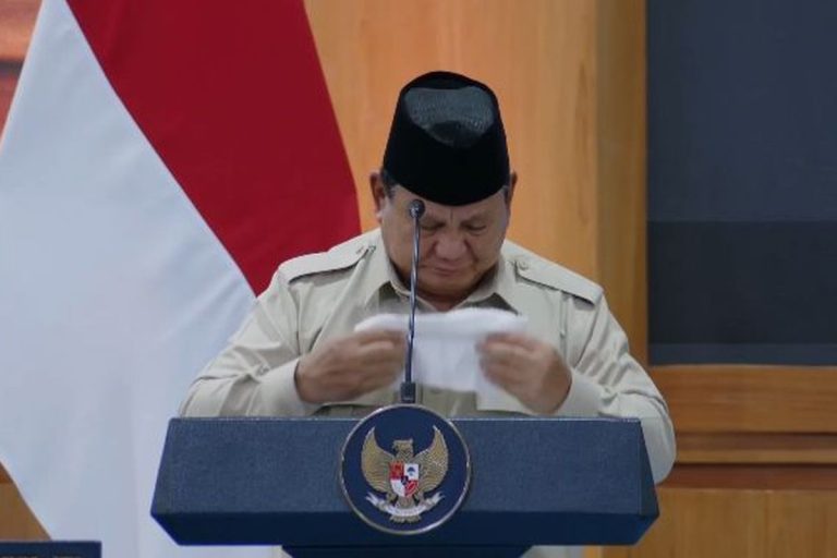 Presiden Prabowo Subianto mengusap air mata saat menyampaikan apresiasi terhadap bantuan kemanusiaan Indonesia untuk Palestina yang disalurkan melalui Badan Amil Zakat Nasional (Baznas) di Istana Merdeka, Jakarta. Momen emosional itu muncul ketika ia menyinggung penderitaan warga Palestina di tengah konflik berkepanjangan di Gaza.