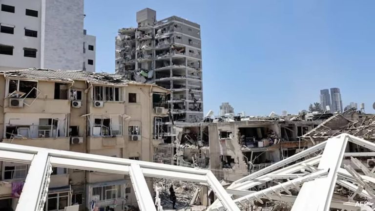Serangan rudal Iran kembali menghantam Tel Aviv, Israel, dalam eskalasi konflik yang kian meningkat di kawasan Timur Tengah.