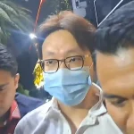 Dokter sekaligus influencer kecantikan richard lee digiring petugas kepolisian usai menjalani pemeriksaan di polda metro jaya jakarta jumat 732026 Ia ditahan terkait kasus dugaan pelanggaran perlindungan konsumen yang berawal dari konflik promosi produk skincare di media sosial