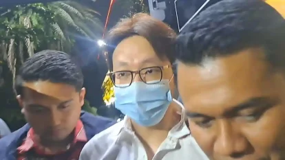 Dokter sekaligus influencer kecantikan richard lee digiring petugas kepolisian usai menjalani pemeriksaan di polda metro jaya jakarta jumat 732026 Ia ditahan terkait kasus dugaan pelanggaran perlindungan konsumen yang berawal dari konflik promosi produk skincare di media sosial catrawarta Dokter sekaligus influencer kecantikan richard lee digiring petugas kepolisian usai menjalani pemeriksaan di polda metro jaya jakarta jumat 732026 Ia ditahan terkait kasus dugaan pelanggaran perlindungan konsumen yang berawal dari konflik promosi produk skincare di media sosial