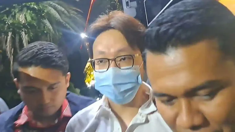 Dokter sekaligus influencer kecantikan Richard Lee digiring petugas kepolisian usai menjalani pemeriksaan di Polda Metro Jaya, Jakarta, Jumat (7/3/2026). Ia ditahan terkait kasus dugaan pelanggaran perlindungan konsumen yang berawal dari konflik promosi produk skincare di media sosial.
