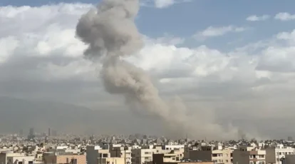 Foto: Israel Serang Iran, Ledakan Bikin Warga Berlarian (via REUTERS/WANA)
