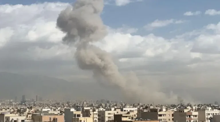 Foto: Israel Serang Iran, Ledakan Bikin Warga Berlarian (via REUTERS/WANA)