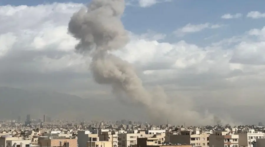 Foto israel serang iran ledakan bikin warga berlarian via reuterswana