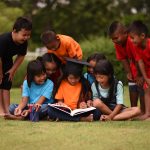 Melalui peraturan menteri komunikasi dan digital nomor 9 tahun 2026turunan dari peraturan pemerintah nomor 17 tahun 2025 tentang tata kelola penyelenggaraan sistem elektronik dalam perlindungan anak atau pp tunasanak di bawah usia 16 tahun akan dibatasi aksesnya terhadap sejumlah platform digital berisiko tinggi