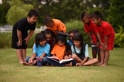 Melalui Peraturan Menteri Komunikasi dan Digital Nomor 9 Tahun 2026—turunan dari Peraturan Pemerintah Nomor 17 Tahun 2025 tentang Tata Kelola Penyelenggaraan Sistem Elektronik dalam Perlindungan Anak atau PP Tunas—anak di bawah usia 16 tahun akan dibatasi aksesnya terhadap sejumlah platform digital berisiko tinggi.