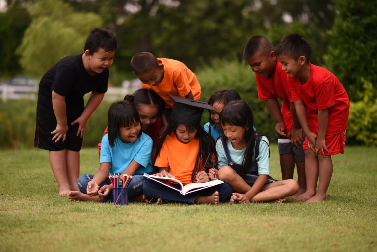Melalui Peraturan Menteri Komunikasi dan Digital Nomor 9 Tahun 2026—turunan dari Peraturan Pemerintah Nomor 17 Tahun 2025 tentang Tata Kelola Penyelenggaraan Sistem Elektronik dalam Perlindungan Anak atau PP Tunas—anak di bawah usia 16 tahun akan dibatasi aksesnya terhadap sejumlah platform digital berisiko tinggi.