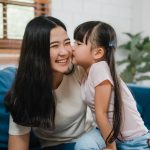 Belakangan sejumlah penelitian kembali mempopulerkan gagasan bahwa gen kecerdasan anak cenderung lebih banyak diwariskan dari ibu Tapi apakah sesederhana itu
