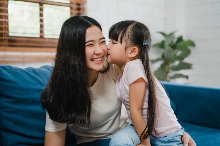 Belakangan, sejumlah penelitian kembali mempopulerkan gagasan bahwa gen kecerdasan anak cenderung lebih banyak diwariskan dari ibu. Tapi apakah sesederhana itu?