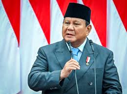 Usulan Presiden Prabowo Subianto untuk memangkas gaji pejabat negara mulai mendapat respons dari parlemen. Sejumlah fraksi di Dewan Perwakilan Rakyat Republik Indonesia (DPR) menyatakan dukungan terhadap gagasan tersebut sebagai bagian dari upaya efisiensi anggaran negara.