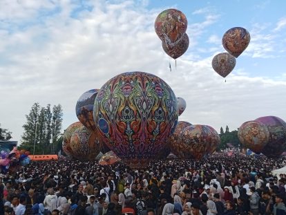 Puncak festival balon udara di Alun-alun Wonosobo, Minggu 29 Maret 2026. Foto: Agus Hidayat