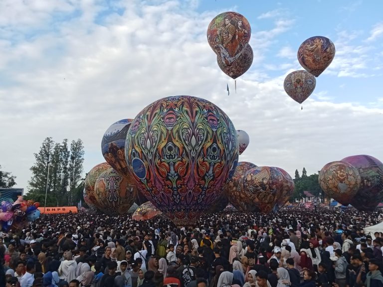 Puncak festival balon udara di Alun-alun Wonosobo, Minggu 29 Maret 2026. Foto: Agus Hidayat