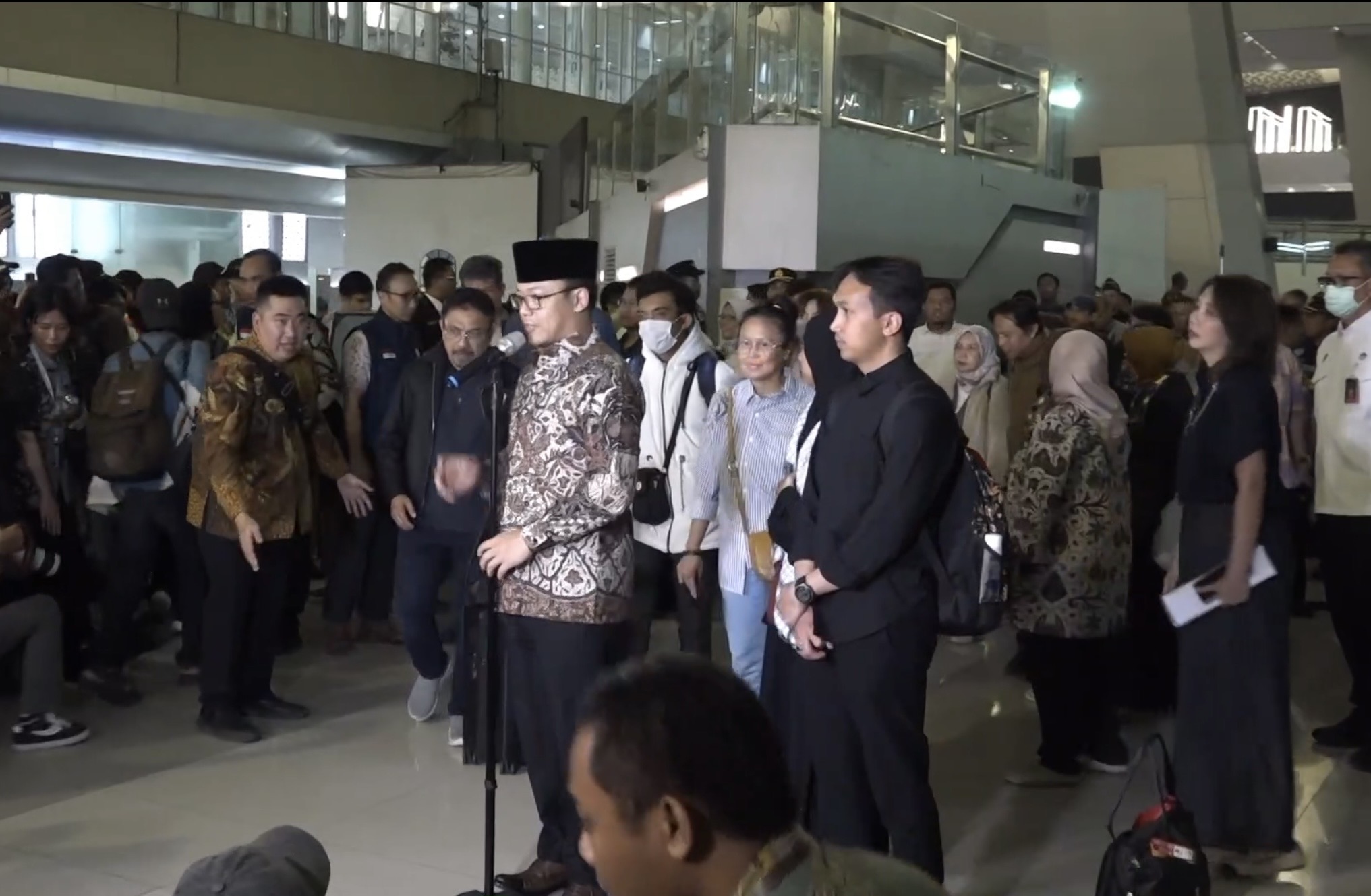 Sebanyak 22 wni tiba di bandara internasional soekarno hatta tangerang banten pada selasa 1032026 sekitar pukul 18 00 wib sebagai bagian dari gelombang pertama proses pemulangan