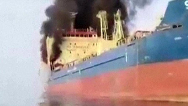 Kapal tanker skylight terbakar diserang iran di selat hormuz sumber cnn indonesia