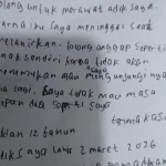 Secarik surat yang diduga ditulis bocah 12 tahun ditemukan bersama bayi yang ditinggalkan di kawasan pejaten jakarta selatan Dalam tulisan tersebut sang kakak meminta orang yang menemukan adiknya untuk merawat bayi itu setelah ibu mereka meninggal saat melahirkan