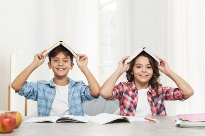 Salah satu poin paling mencolok dalam aturan itu adalah larangan penggunaan AI instan—seperti ChatGPT, Google Gemini, dan Microsoft Copilot—bagi siswa tingkat SD hingga SMA untuk keperluan belajar.