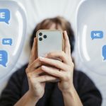 Keinginan untuk selalu ikut trenmulai dari nongkrong gadget terbaru hingga gaya hidup estetik di media sosialsering kali membuat pengeluaran lebih besar daripada kemampuan menabung