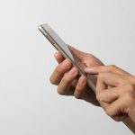 Sejumlah survei menunjukkan bahwa banyak anak muda lebih memilih komunikasi melalui pesan teks atau chat dibandingkan panggilan suara