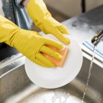 Dalam riset yang dipublikasikan di jurnal environmental advances para peneliti menemukan bahwa semua jenis spons yang diujiterutama yang berbahan sintetismelepaskan partikel mikroplastik selama penggunaan