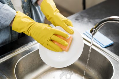 Dalam riset yang dipublikasikan di jurnal Environmental Advances, para peneliti menemukan bahwa semua jenis spons yang diuji—terutama yang berbahan sintetis—melepaskan partikel mikroplastik selama penggunaan.