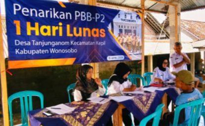 Registration desk for a 1-day tax payment event; staff in hijabs assist attendees under a blue banner in Indonesian.