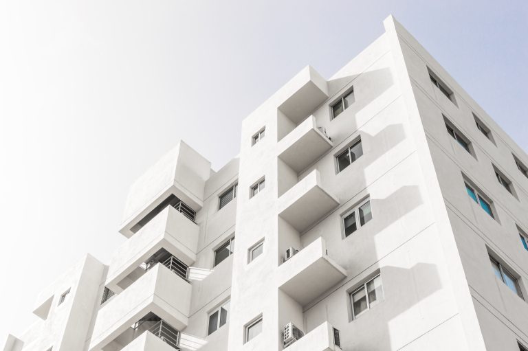 Program Rusunami menjadi respons atas meningkatnya kebutuhan hunian di tengah harga properti yang terus naik, sekaligus tingginya populasi Gen Z di Kota Surabaya yang diprediksi mencapai 80 persen pada 2029.