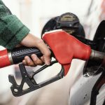 Pemerintah memutuskan untuk tidak menaikkan harga bahan bakar minyak bbm per awal april 2026 Di tengah tekanan harga minyak global kebijakan ini dinilai sebagai langkah menjaga stabilitas ekonomi domestik
