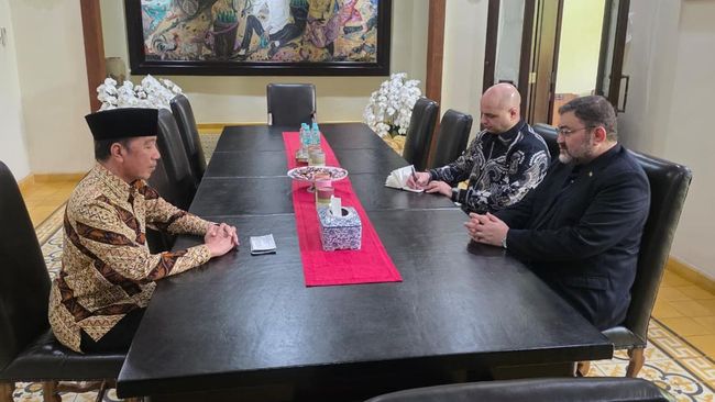 Duta besar iran untuk indonesia mohammad boroujerdi melakukan kunjungan ke solo dan bertemu presiden ke 7 ri joko widodo di kediamannya pada rabu 14