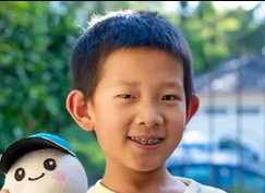 Lucas Ye, merancang boneka bernama Rise yang akan dibawa dalam kapsul Orion. Dalam kondisi mikrogravitasi, boneka ini akan melayang dan menjadi penanda bahwa pesawat telah memasuki fase tanpa bobot.