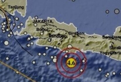 Map of western indonesia showing an offshore earthquake southeast of jakarta with magnitude 4 6 and red concentric circles marking the epicenter edge near java coast