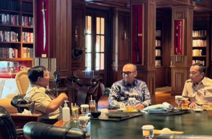 Presiden Prabowo Subianto berdiskusi bersama Ketua Pusat Pelaporan dan Analisis Transaksi Keuangan (PPATK) Ivan Yustiavandana di Hambalang, Jawa Barat, Minggu, yang membahas evaluasi transaksi keuangan.