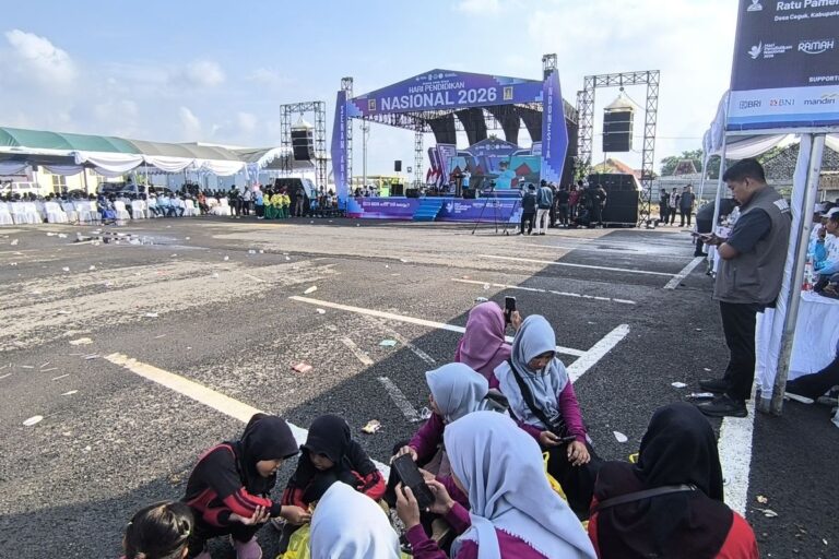 Suasana acara senam lengang karena ribuan siswa sudah pulang di SGMRP Pamekasan (Sumber : Kompas)