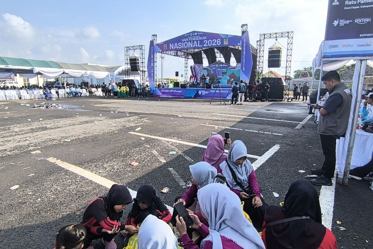 Suasana acara senam lengang karena ribuan siswa sudah pulang di sgmrp pamekasan catrawarta Suasana acara senam lengang karena ribuan siswa sudah pulang di sgmrp pamekasan sumber kompas
