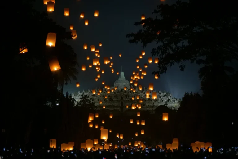 Penerbangan lampion sebagai salah satu rangkaian perayaan Hari Raya Waisak di Candi Borobudur (Sumber: https://injourneydestination.id/)