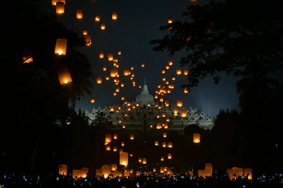 Penerbangan lampion sebagai salah satu rangkaian perayaan hari raya waisak di candi borobudur sumber httpsinjourneydestination Id