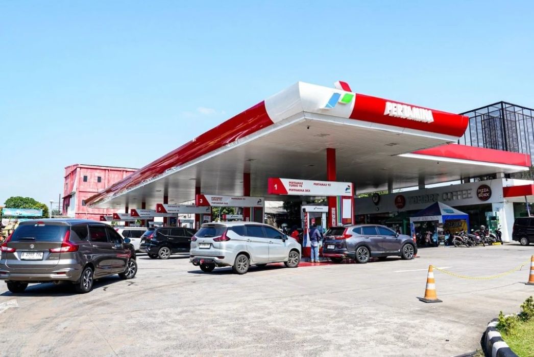 12fbbm catrawarta Busy pertamina gas station with several cars refueling under a red and white canopy