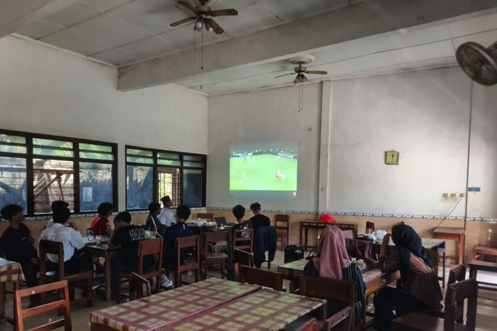 Mahasiswa Demonstrasi, BEM Pesantren Nobar FIFA World Cup
