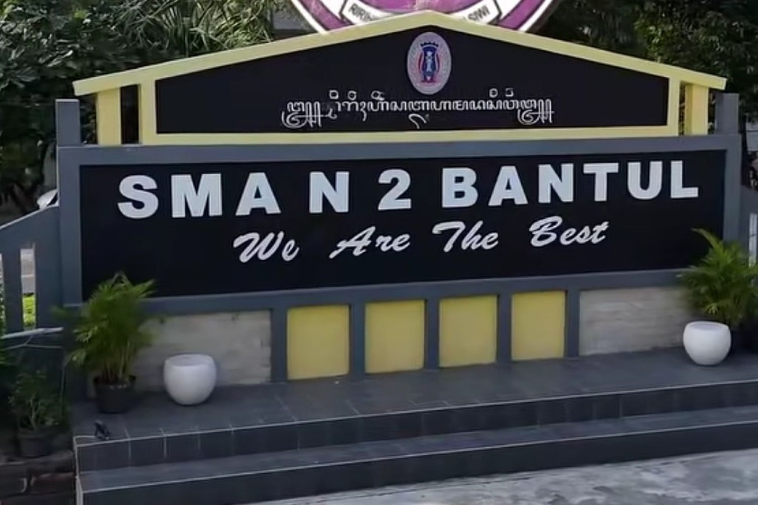 20fbantul catrawarta Signboard for sma n 2 bantul with the slogan we are the best in front of a dark panel and yellow framing