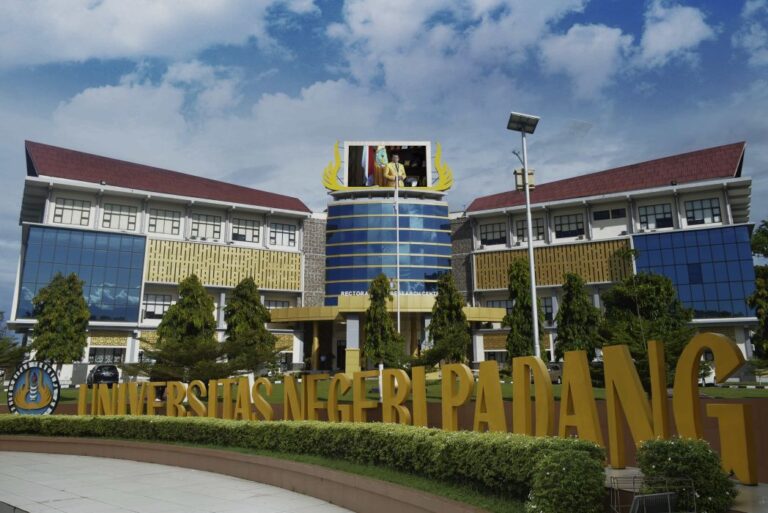 KAMPUS: Inilah kampus Universitas Negeri Padang tempat dua orang tertembak peluru nyasar. (Sumber: dok UNP)