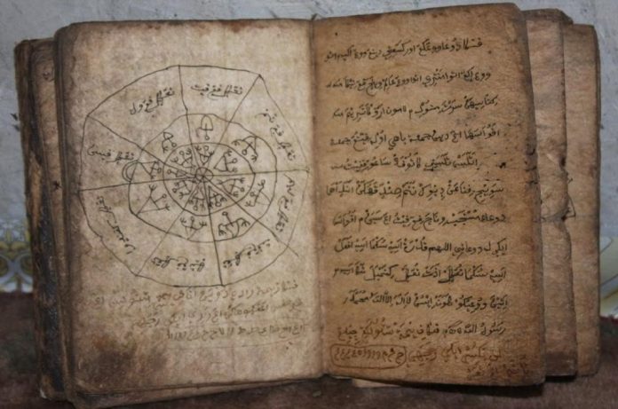 Tulisan jawi atau arab melayu yang mulai digunakan sejak abad ke 14 menjadi salah satu sistem aksara penting dalam perkembangan peradaban melayu di nusantara