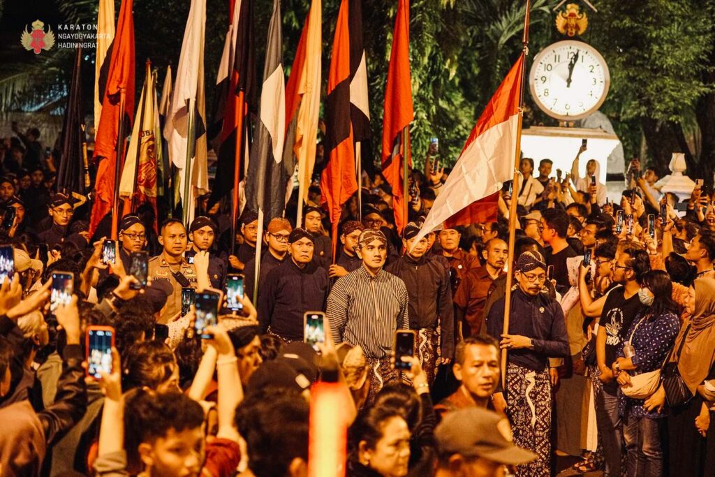 Ritual mubeng beteng catrawarta Ritual mubeng beteng berjalan kaki mengelilingi benteng keraton yogyakarta dengan membisu