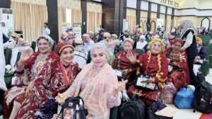 Outfit “Bling-Bling” Bagian dari Tradisi Ma’bello Musim Haji Masyarakat Bugis