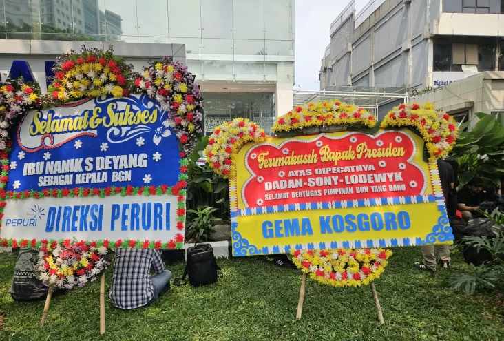 Karangan bunga hiasi kantor bgn usai pergantian pimpinan sumber sindonews