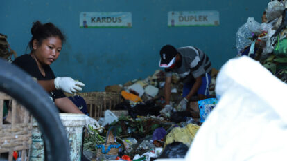 Kegiatan pilah sampah di BUMdes Guwosari, Pajangan (Sumber: bantulkab.go.id)