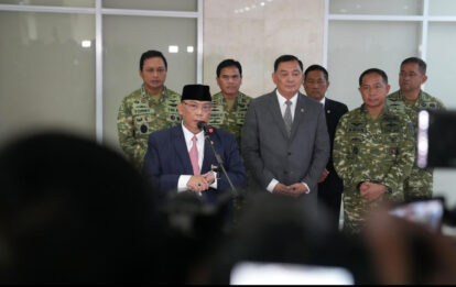 Ketua komisi i dpr ri utut adianto Komisi i dpr melakukan rapat tertutup bersama menteri pertahanan sjafrie sjamsoeddin dan panglima tni di senayan Foto kemhan Go Id catrawarta Ketua komisi i dpr ri utut adianto Komisi i dpr melakukan rapat tertutup bersama menteri pertahanan sjafrie sjamsoeddin dan panglima tni di senayan Foto kemhan Go Id